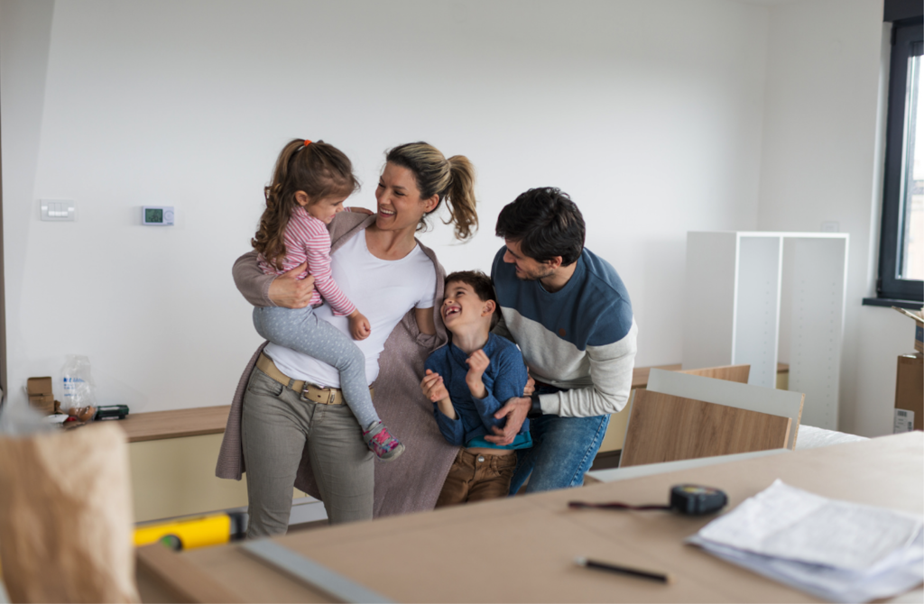 Famille rigolant dans maison en travaux