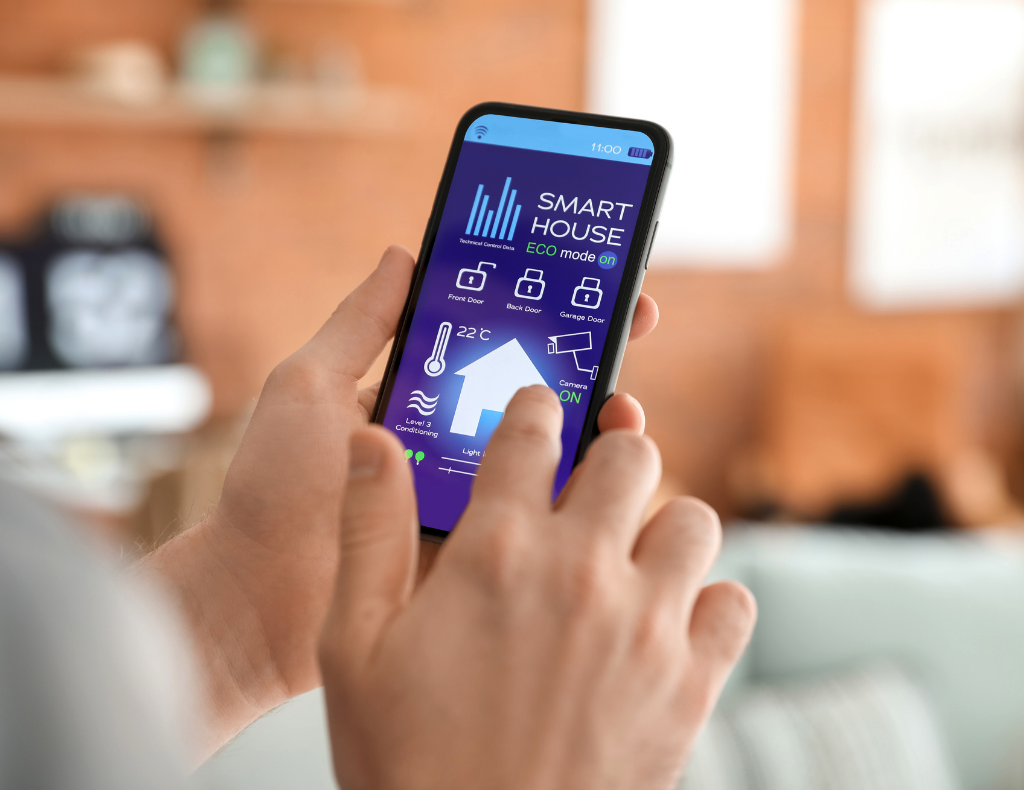 Mains utilisant un téléphone pour contrôler la maison